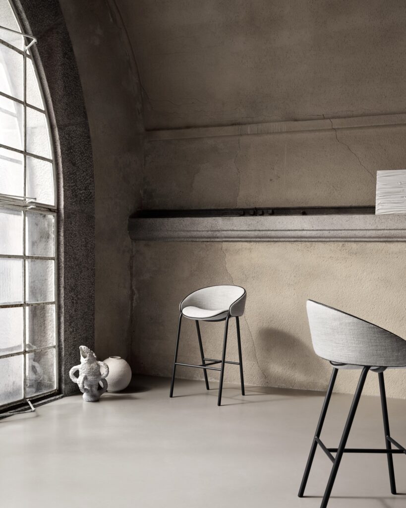 Wendelbo_Folium__Bar_stool_Julie_col._04_piping_Parma_col._Mocca_V1