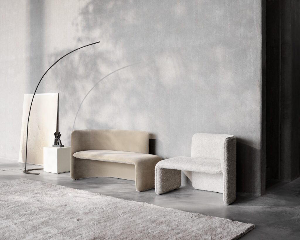 Wendelbo_Rest_Bench_1_str._Silinzio_col._2,_Rest_bench_1,5_str._Comfort_col._8,_Elba_rug_col._sand