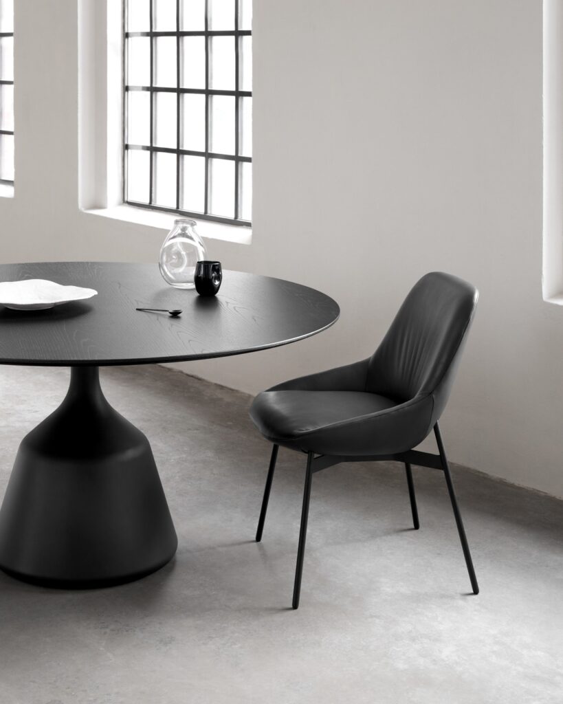 Wendelbo_Sinum_Dining_chair_Parma_col._Graphite,_Coin_dining_table_Black_oak_veneer_50_300_dpi