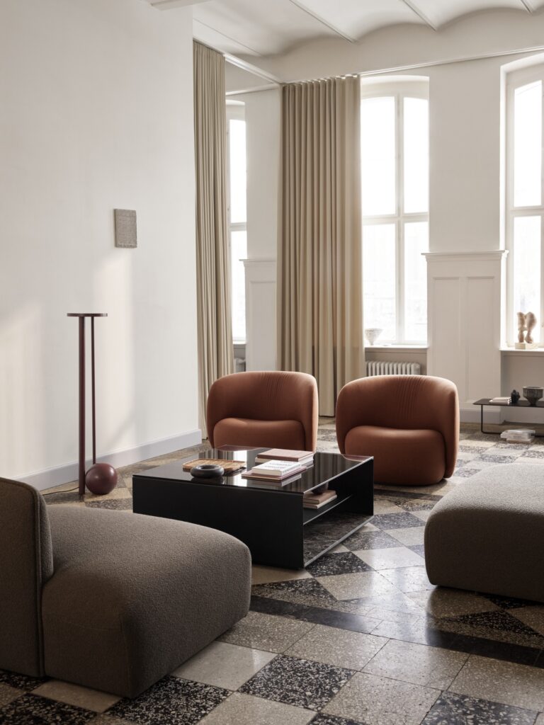 Ovata_Large_chair_Umber_col._63129_Panorama_mod._08_+_06_Cuddle_col._6,_Expose_Coffee_table_large_300_dpi
