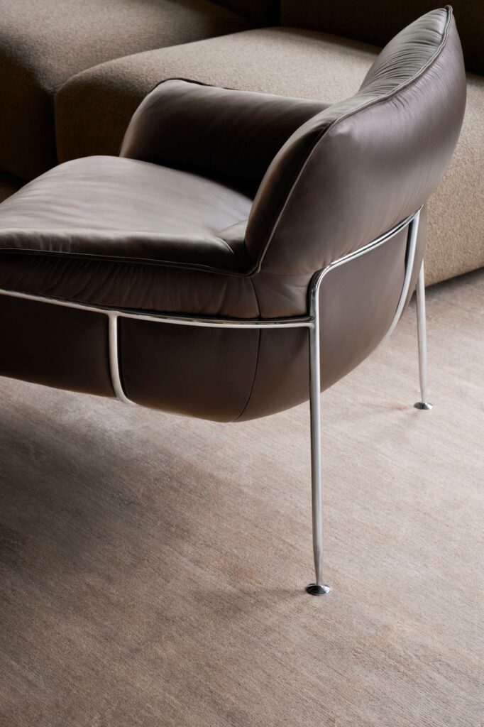 Wendelbo_Duvet lounge chair_Parma col. Mocca_Boketto mod. 8 + 8_Cuddle col. 4_Raya rug col. Sand_300 dpi