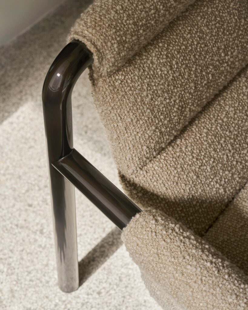Wendelbo_Lifestyle_Atli lounge chair_Dark grey lacquered legs_Silenzio col. 02_V1_72 dpi_4x5
