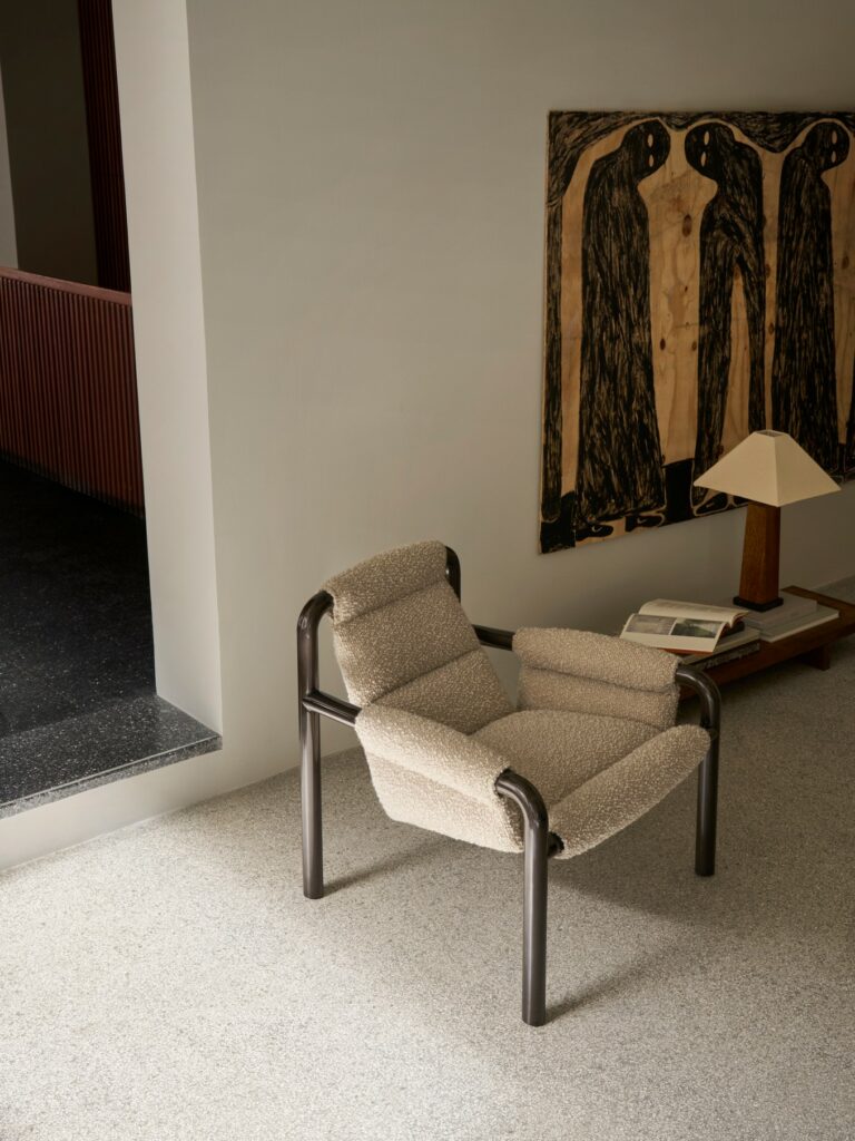 Wendelbo_Lifestyle_Atli lounge chair_Dark grey lacquered legs_Silenzio col. 02_V2_300 dpi