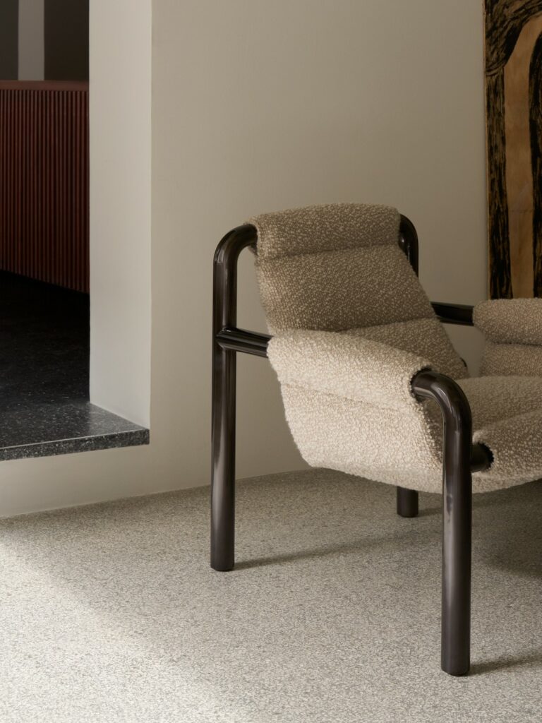 Wendelbo_Lifestyle_Atli lounge chair_Dark grey lacquered legs_Silenzio col. 02_V3_300 dpi