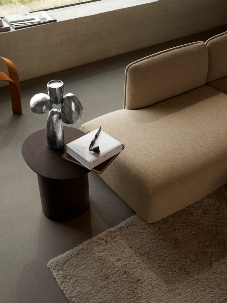 Wendelbo_Lifestyle_Panorama Lounge_Mod. 11 + 3 8_Ecriture col. 0240_Kin Side Table_Dark brown oak_300 dpi