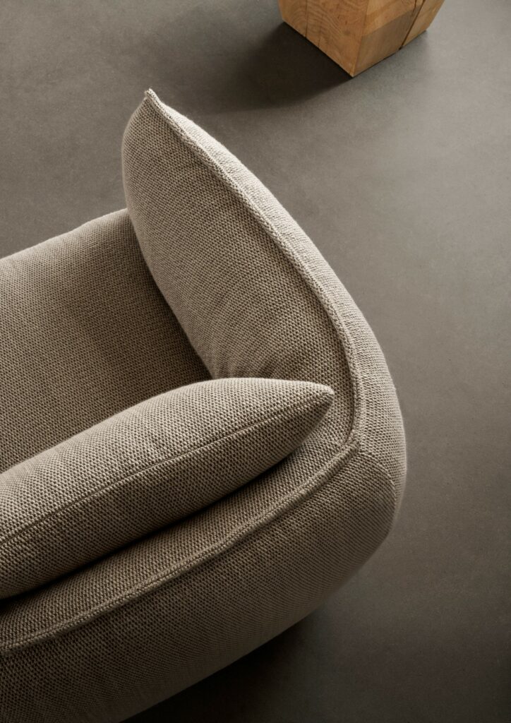 Wendelbo_Lifestyle_Ridge Lounge Chair_Turn col. 04_V1_300 dpi