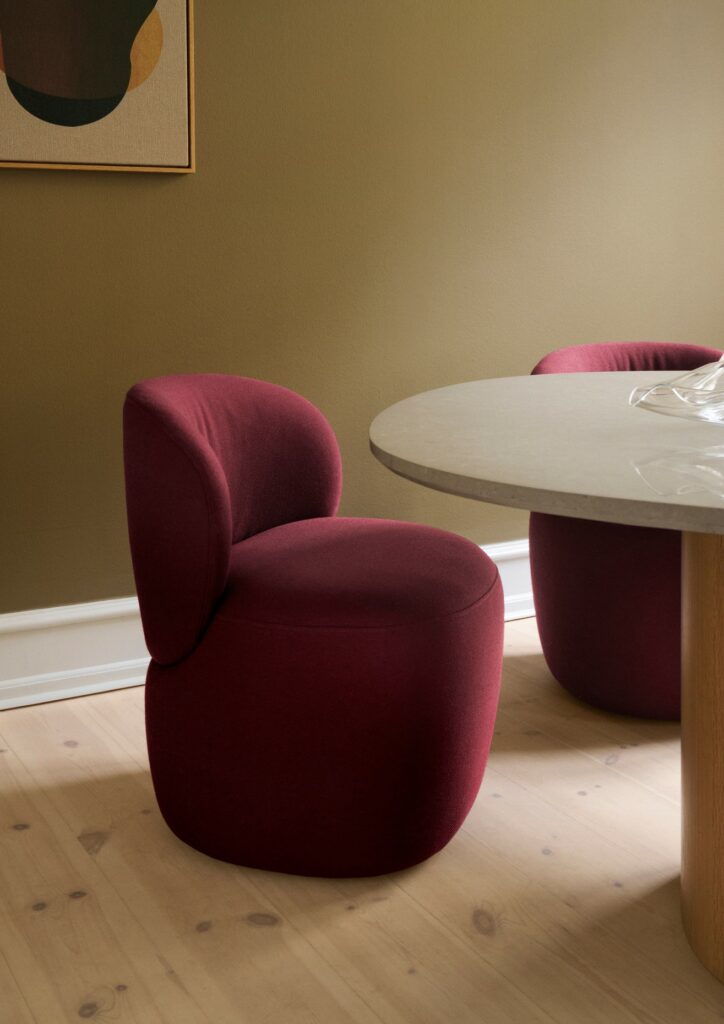 Wendelbo_Ovata Compact Chair_Steelcut 3 col. 682_Ovata Dining Table_Light oak_V3_300 dpi